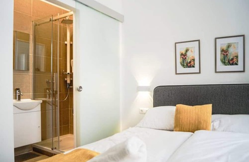 Mariahilf Hotel | Shopping Paradise 9BR Complex Ideal for 22 People