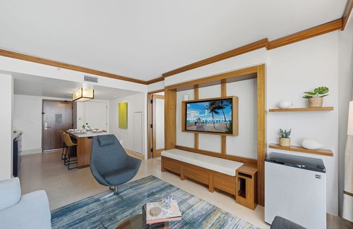 North Beach Apartment | Skyline Private Condo at the Carillon Miami Resort - 705