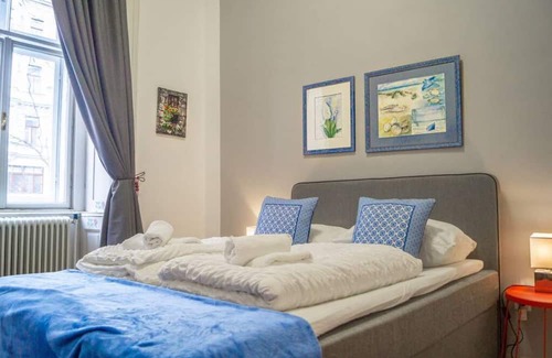 Mariahilf Hotel | Shopping Paradise 9BR Complex Ideal for 23 People