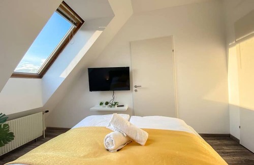 Favoriten Hotel | Stunning 12BR. Floor - Perfect for 24 People Group