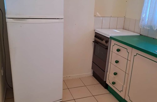 Eagleby Apartment | Gracelands Huge one bedroom apartment(left wing). One large Queen bedroom,