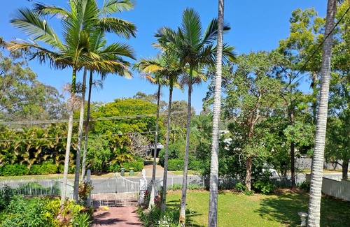 Eagleby Apartment | Gracelands Huge one bedroom apartment(left wing). One large Queen bedroom,
