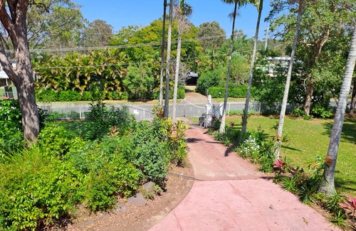 Eagleby Apartment | Gracelands Huge one bedroom apartment(left wing). One large Queen bedroom,