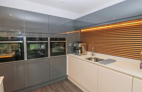 Idle Cottage | CORRIEGALE, pet friendly, with hot tub in Apperley Bridge