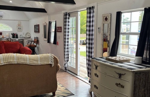 Bushyhead Cabin | Cozy Country Cabin with Modern Touches & Rooster Charm!