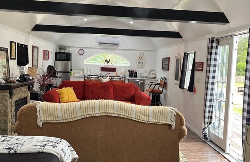 Bushyhead Cabin | Cozy Country Cabin with Modern Touches & Rooster Charm!