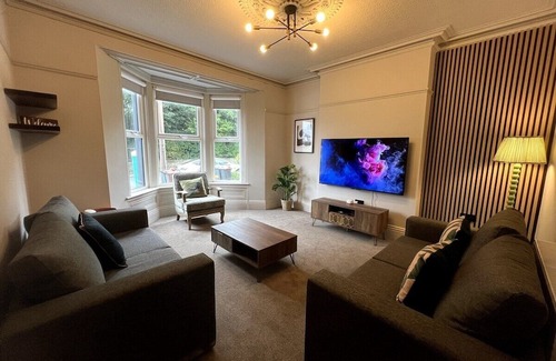 Whitehaven House | 6 Bedroom Victorian Terrace, 3.5 baths