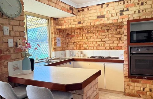 Seville Grove Apartment | StayAU 4BR Family Retreat w/Garden – Near Perth