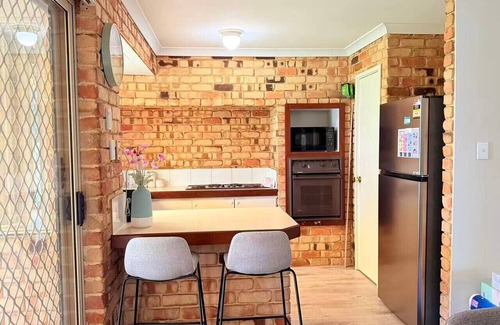 Seville Grove Apartment | StayAU 4BR Family Retreat w/Garden – Near Perth