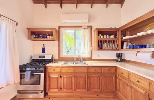 Antoneys Cay Cottage | Beautiful 3-bedroom Island Home in West Bay with an Ocean View and a Pool