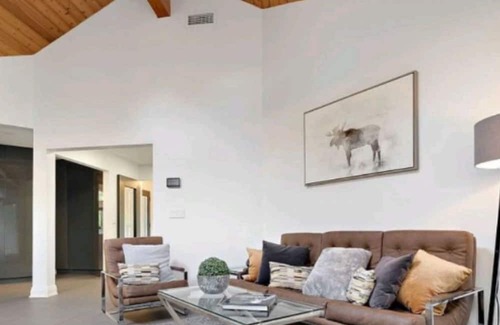 Erin House | Luxurious living| Heated Pool| Hot Tub| Backyard Pond all on 14 acres!