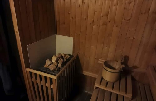 Neubau House | Holiday Home 'Am Neubäuer See' with Private Terrace, Shared Garden and Wi-Fi