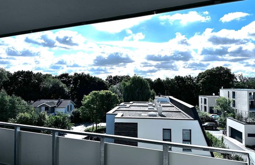 Zentrum Apartment | Holiday Home 'Am Schloßteich' with Private Terrace and Wi-Fi