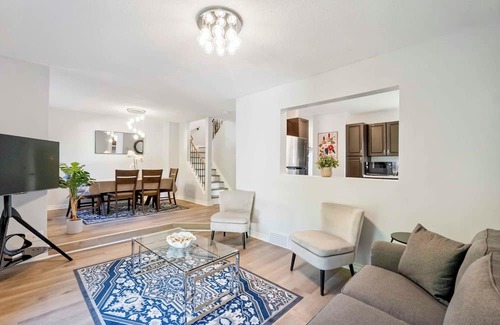 Ottawa Division House | Cozy 4BR, 5-Bed Retreat | Entire Barrhaven Home + Yard