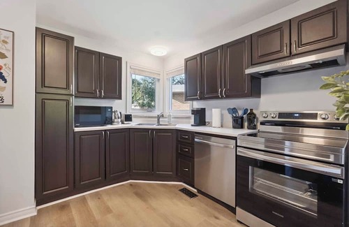 Ottawa Division House | Cozy 4BR, 5-Bed Retreat | Entire Barrhaven Home + Yard