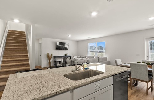 Northport House | Stunning Northport home 5bd 3bth and just 7 miles to UofA