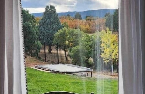 Larkspur House | Private, 36 Acres, 6 Kings, HotTub, Views, Clean
