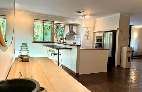 Heathridge House | Sun Soaked House close to Joondalup City and Beach