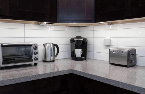 Bracondale Hill Hotel | Casa Hotel: Stylish Modern Family Suite w Patio