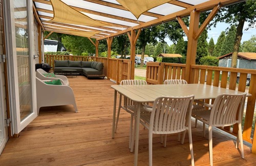 Sevenum House | Luxe chalet op 5-sterren camping met ruime veranda
