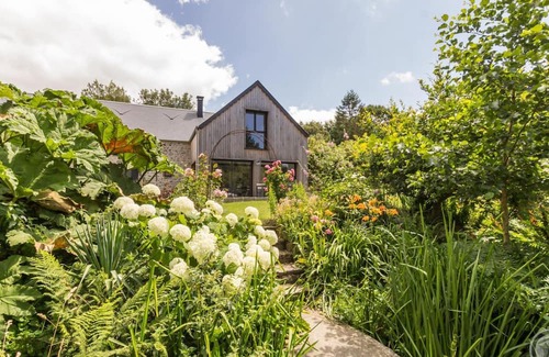 Les Moitiers-d'Allonne Cottage | Charming Riverside House with Garden