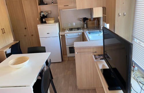 Le Val House | Mobile Home 'Kenya' with Shared Pool, Wi-Fi and Air Conditioning