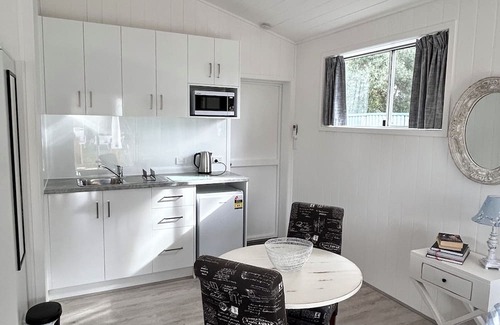 Strathalbyn Apartment | Hamptons style, studio retreat with light continental breakfast included