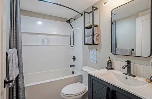 South Central House | Luxury Suite Located Downtown Kelowna Minutes away from the beach with Patio