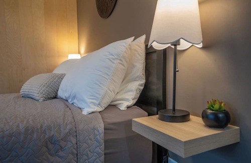 South Central House | Luxury Suite Located Downtown Kelowna Minutes away from the beach with Patio