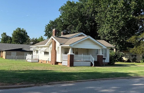 Chickasha House | England House: 3BR w/workspace & WiFi, family friendly