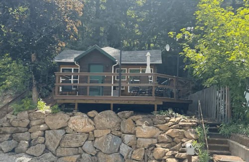 Wallace Cottage | THE EVERGREEN ESCAPEnThoughtfully appointed home overlooking Wallace.