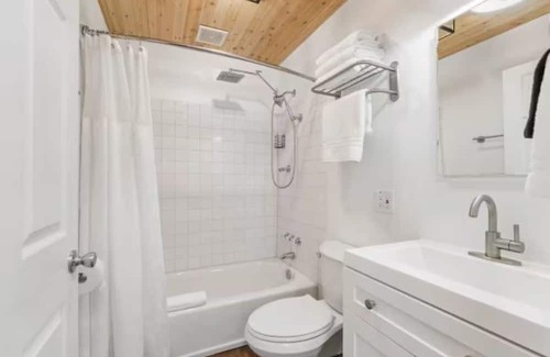 Wallace Cottage | THE EVERGREEN ESCAPEnThoughtfully appointed home overlooking Wallace.