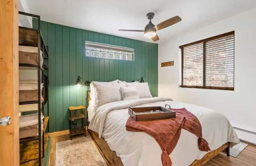 Wallace Cottage | THE EVERGREEN ESCAPEnThoughtfully appointed home overlooking Wallace.