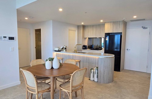 Harris Park Apartment | Top-floor apartment with spectacular views of the city skyline and Parramatta River