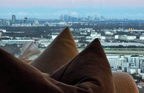 Harris Park Apartment | Top-floor apartment with spectacular views of the city skyline and Parramatta River