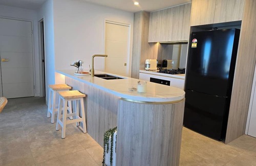 Harris Park Apartment | Top-floor apartment with spectacular views of the city skyline and Parramatta River