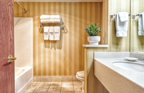 Pembine Hotel | Double Island Escape | 2 Cozy Units w/Pool, Gym, & Golf Access | Free Parking!