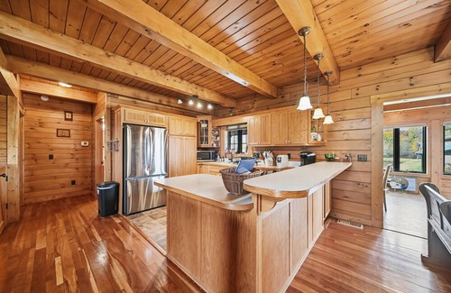 Homerville Cabin | NEW! Sprinkle Bottom Lodge
