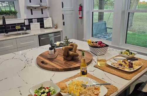 Shawnee Cottage | Cozy 1-BR cottage by Shawnee Twin Lakes w/full kitchen & bath,king bed & laundry