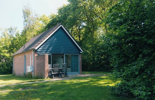 Nieuw Heeten House | Enjoy a relaxing stay in Bungalow IJssel for 2 people at De Sallandshoeve Holiday Park, surrounded by nature and the beauty of Sallandse Heuvelrug.