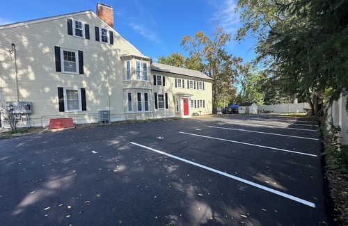 Exeter Apartment | Liz Room in downtown Exeter next to PEA