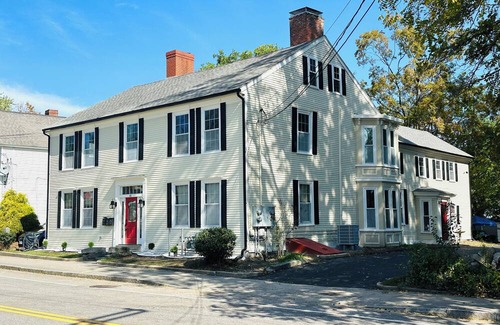 Exeter Apartment | Liz Room in downtown Exeter next to PEA