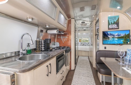 Valley Center House | AIRSTREAM GLAMPING! Jacuzzi, BBQ & Chill!