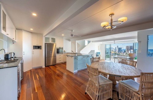 Burleigh Heads Villa | Oceanviews Villa - Pet-friendly, 3-Storey Home with Panoramic Ocean Views!