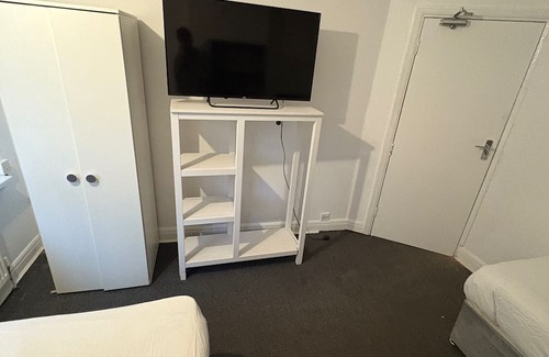 Wolverhampton Hotel | Double budget shared bathroom