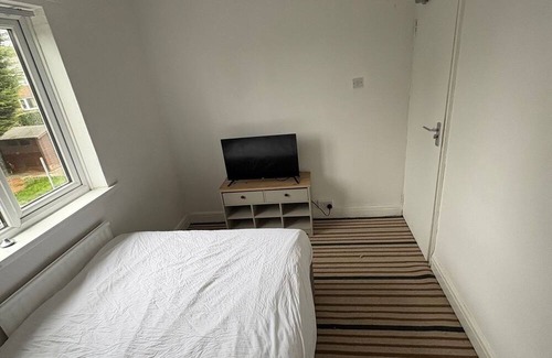 Wolverhampton Hotel | Double budget shared bathroom