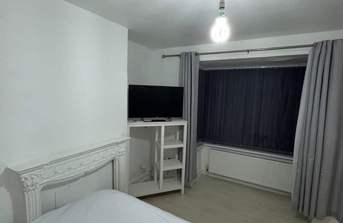 Wolverhampton Hotel | Double budget shared bathroom