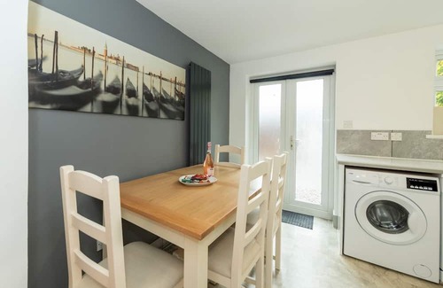 Tilehurst House | Pass the Keys | Bright House with Smart TV & Home Comforts