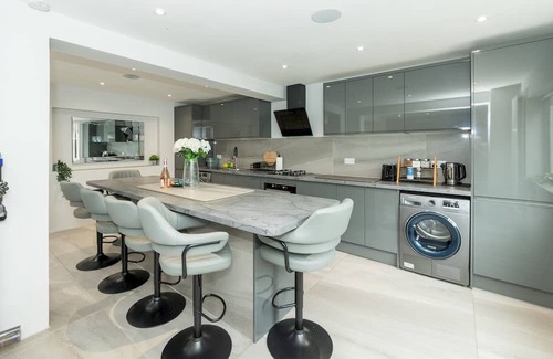 Tilehurst House | Spacious Home Heated Pool(May-Sep) in Tilehurst - Pass the Keys