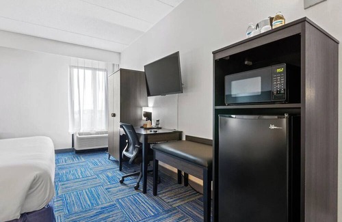 East Texas Hotel | Affordable Luxury Room with Modern Touches Near Fun Activities - Free Breakfast!